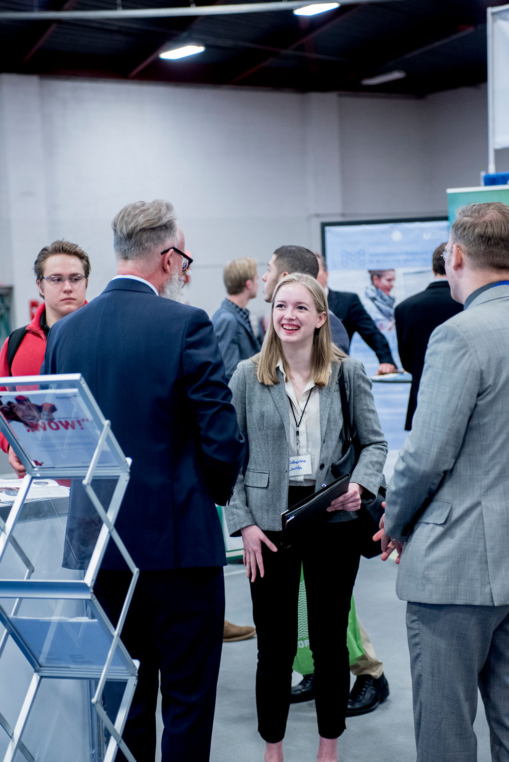 Herr Holtkamp vonm der Universität Stuttgart spricht auf einer Messe mit einer jungen Frau