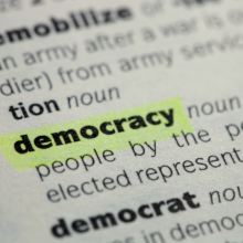 "Democracy" erklärt in einem Wörterbuch