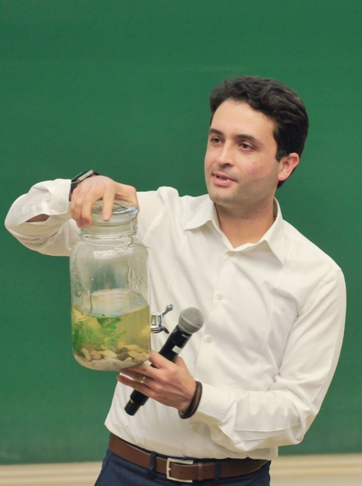 Abbildung von Dr. Tourian mit einem Behälter voll Wasser