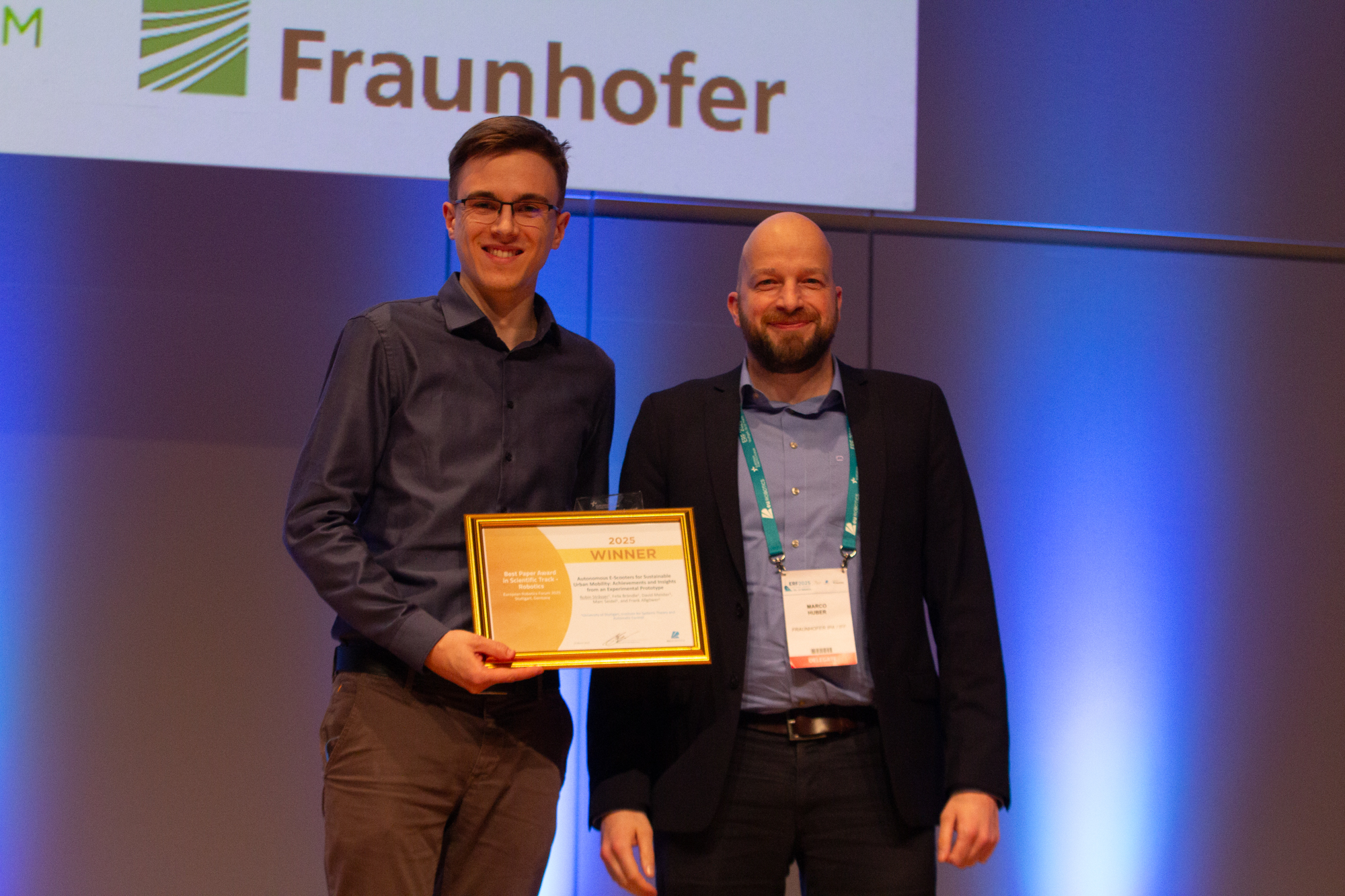 Links David Meister mit der Auszeichnung für den Best Paper Award, rechts Marco Huber. 