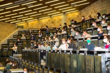 Hörsaal mit Schülerinnen, Schülern und Studierenden