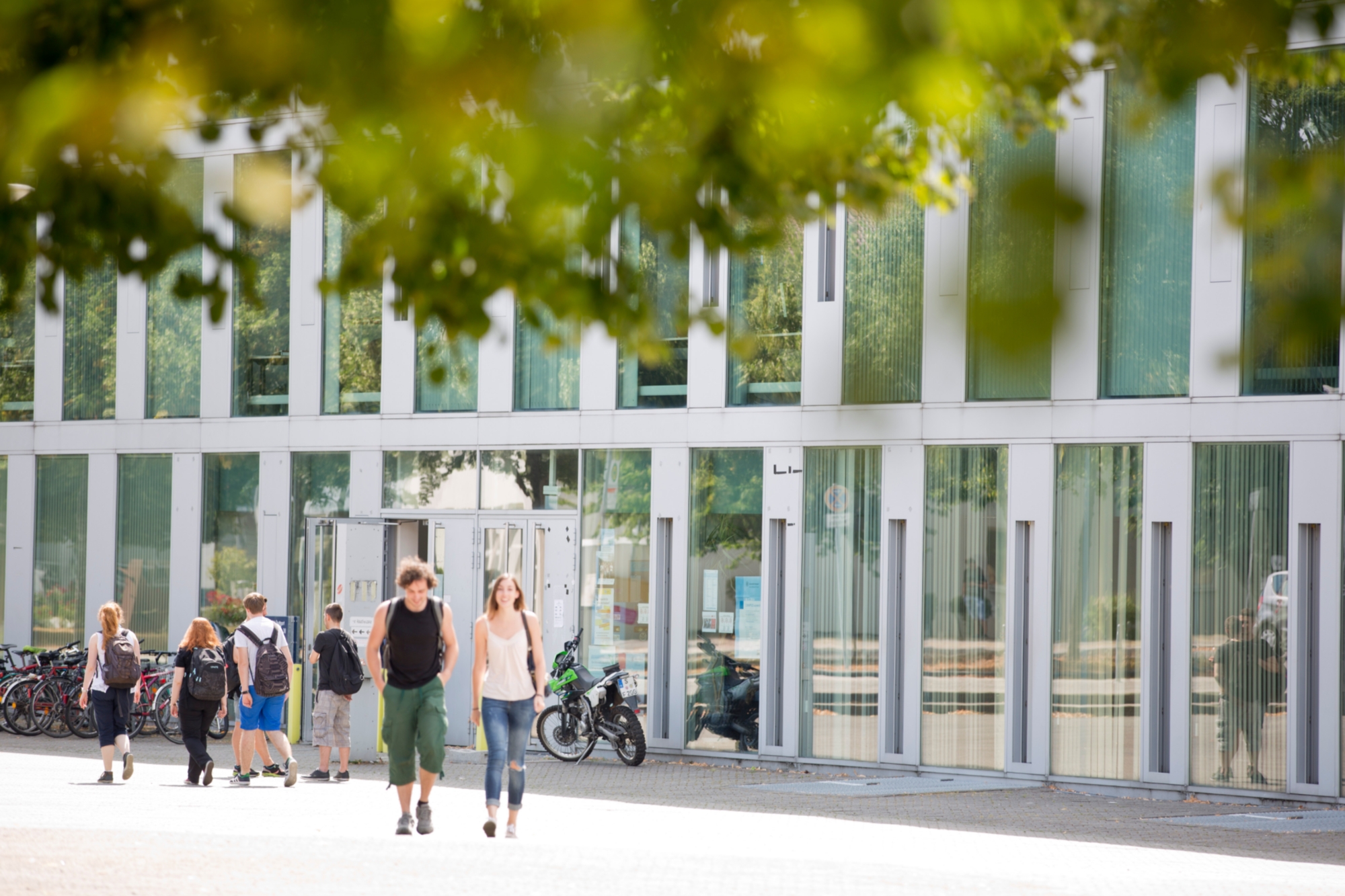 Studierende vor dem Informatikgebäude auf dem Campus Vaihingen.