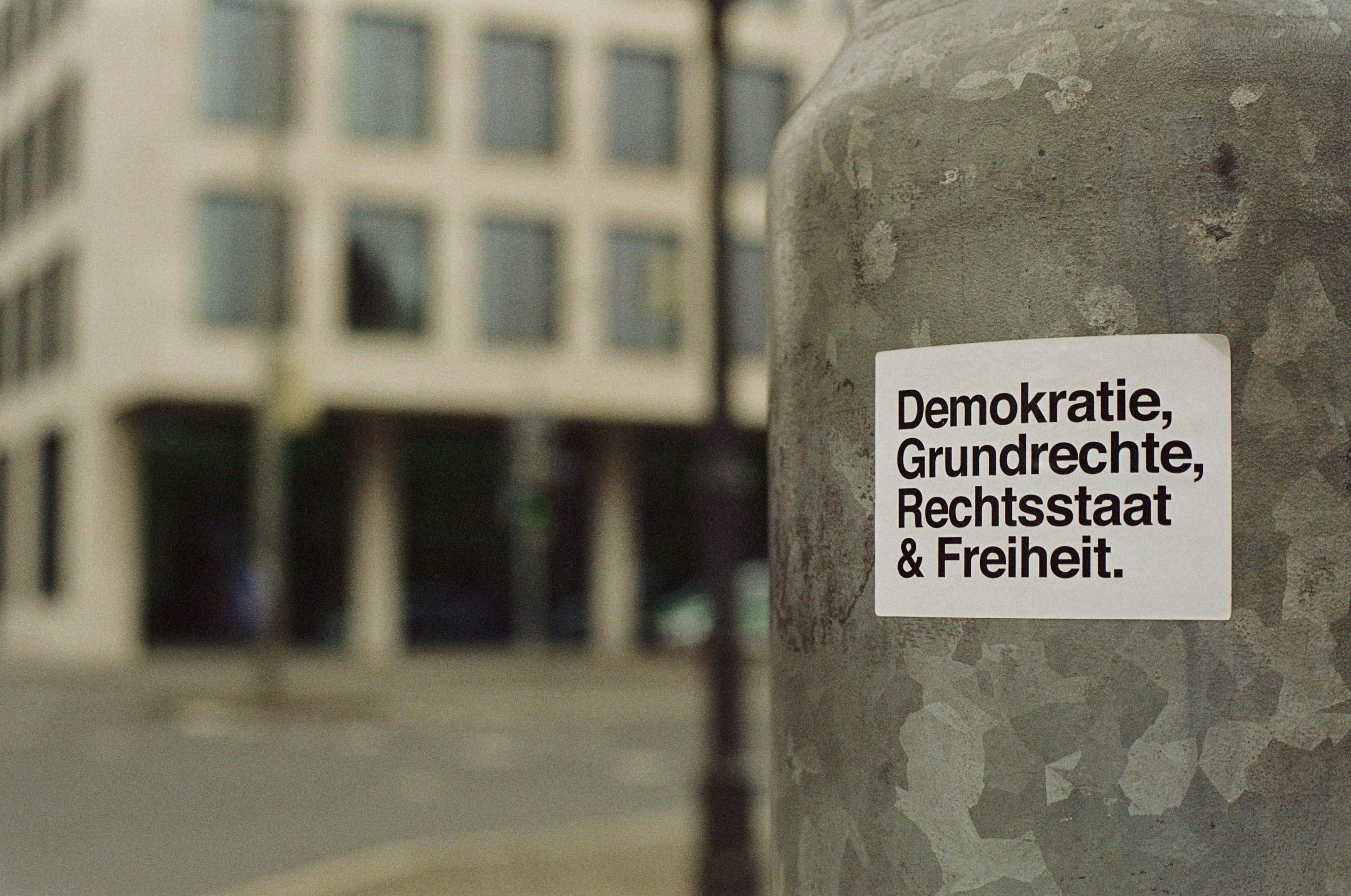 Aufkleber mit der Aufschrift: Demokratie, Grundrechte, Rechtsstaat & Freiheit