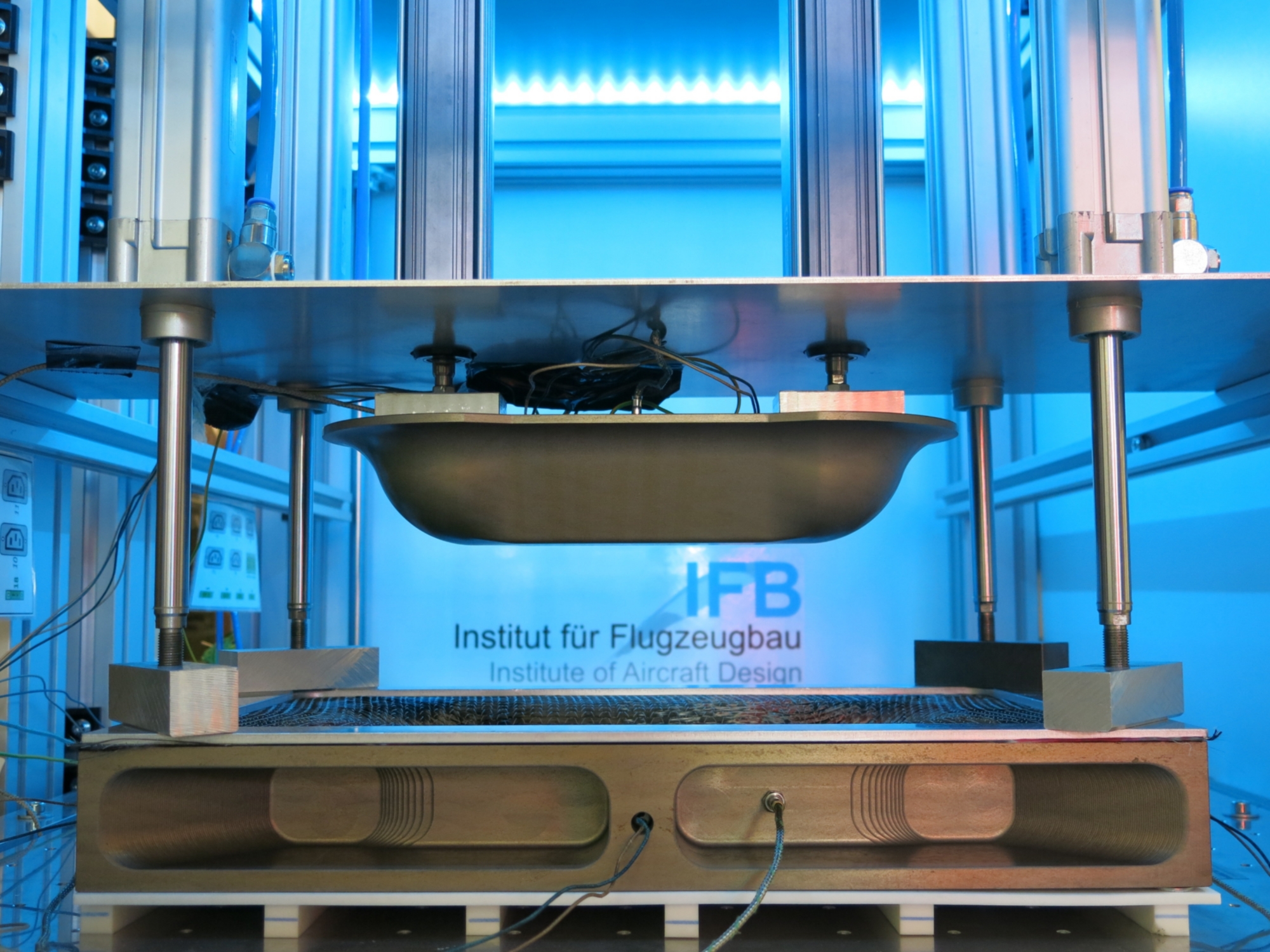 Maschine am Institut für Flugzeugbau