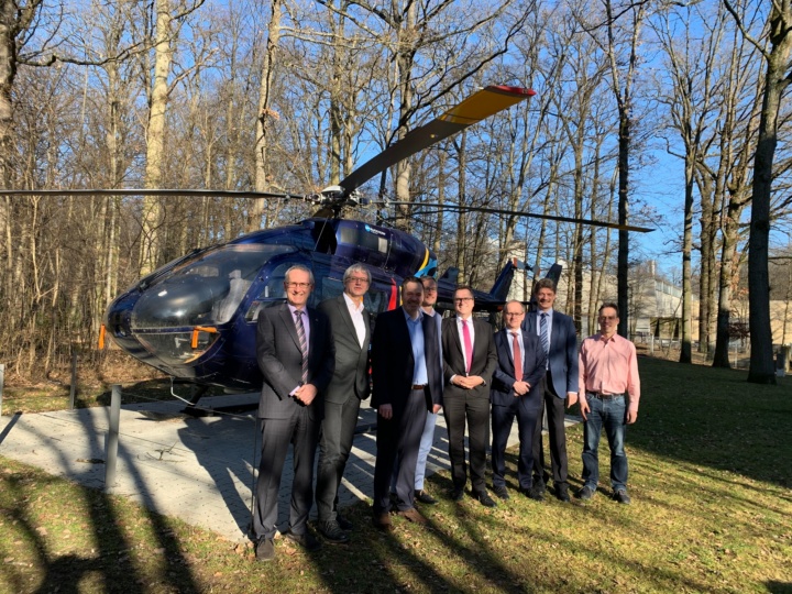 Vertreter der Firma Airbus Helicopters und der Universität Stuttgart präsentieren den Helikopter