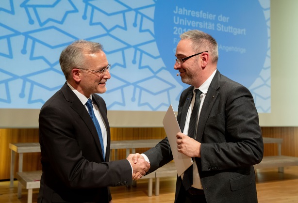 Presentation of the award with chancellor Jan Gerken (right) and Michael Celia (left)