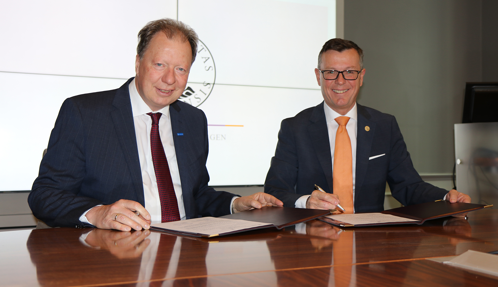 Prof. Wolfram Ressel and Prof. Dag Rune Olsen, the rectors of the universities of Stuttgart and Bergen respectively, signed a memorandum of understanding.