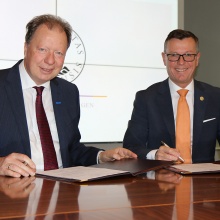 Rektor Prof. Wolfram Ressel (l.) unterzeichnet mit Rektor Prof. Dag Rune Olsen der Universität Bergen ein Memorandum of Understanding.