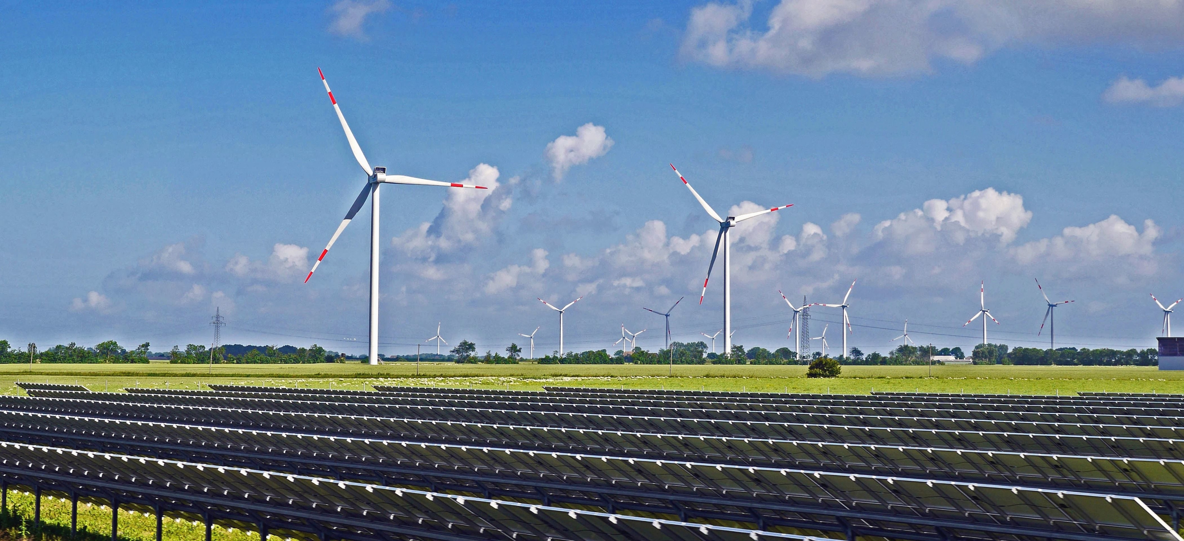 Solaranlagen und Windräder in einer Landschaft