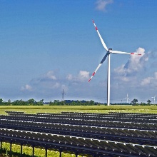 Solaranlagen und Windräder in einer Landschaft