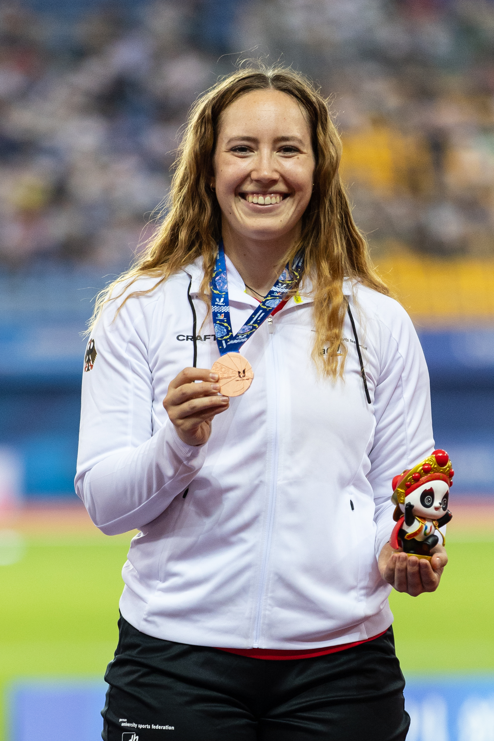 Lea Riedel steht mit der Bronzemedaille auf dem Siegertreppchen.