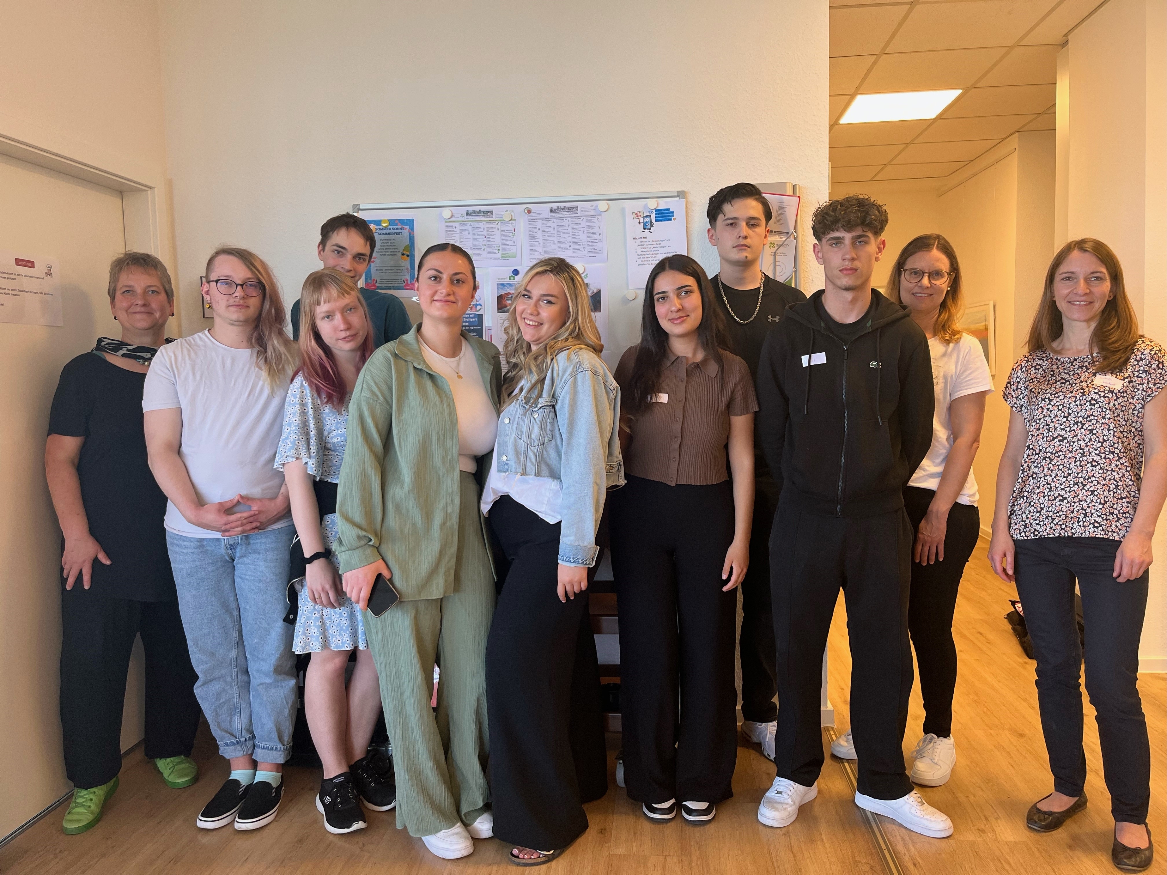 Eine Gruppe von Auszubildenden steht für ein Gruppenfoto beieinander.