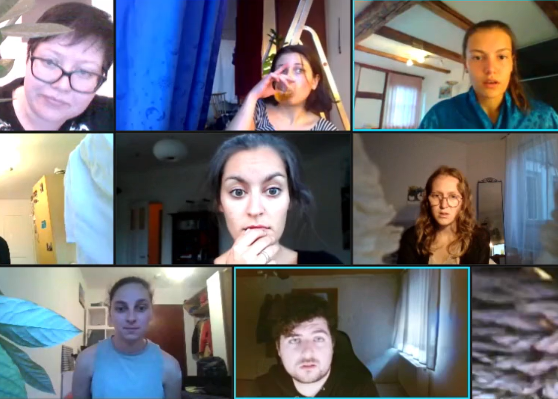 Studierende spielen online Theater.