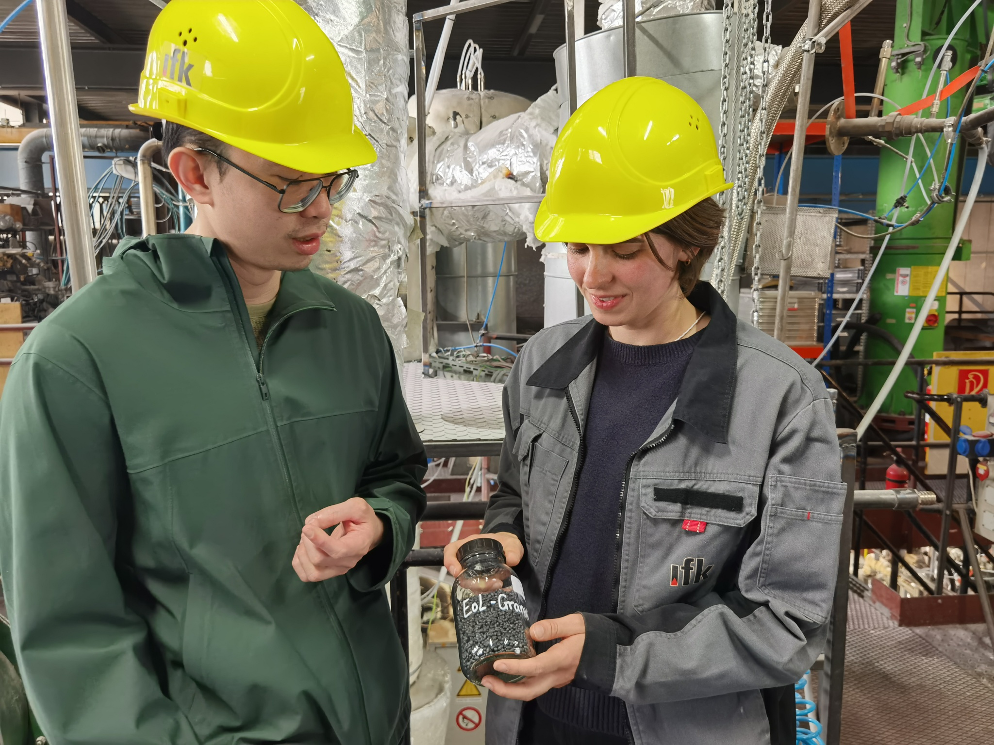Russell Ngo, Doktorand am Institut für Bioverfahrenstechnik und Hannah Storm, Doktorandin am Institut für Feuerungs- und Kraftwerkstechnik (IFK) der Universität Stuttgart