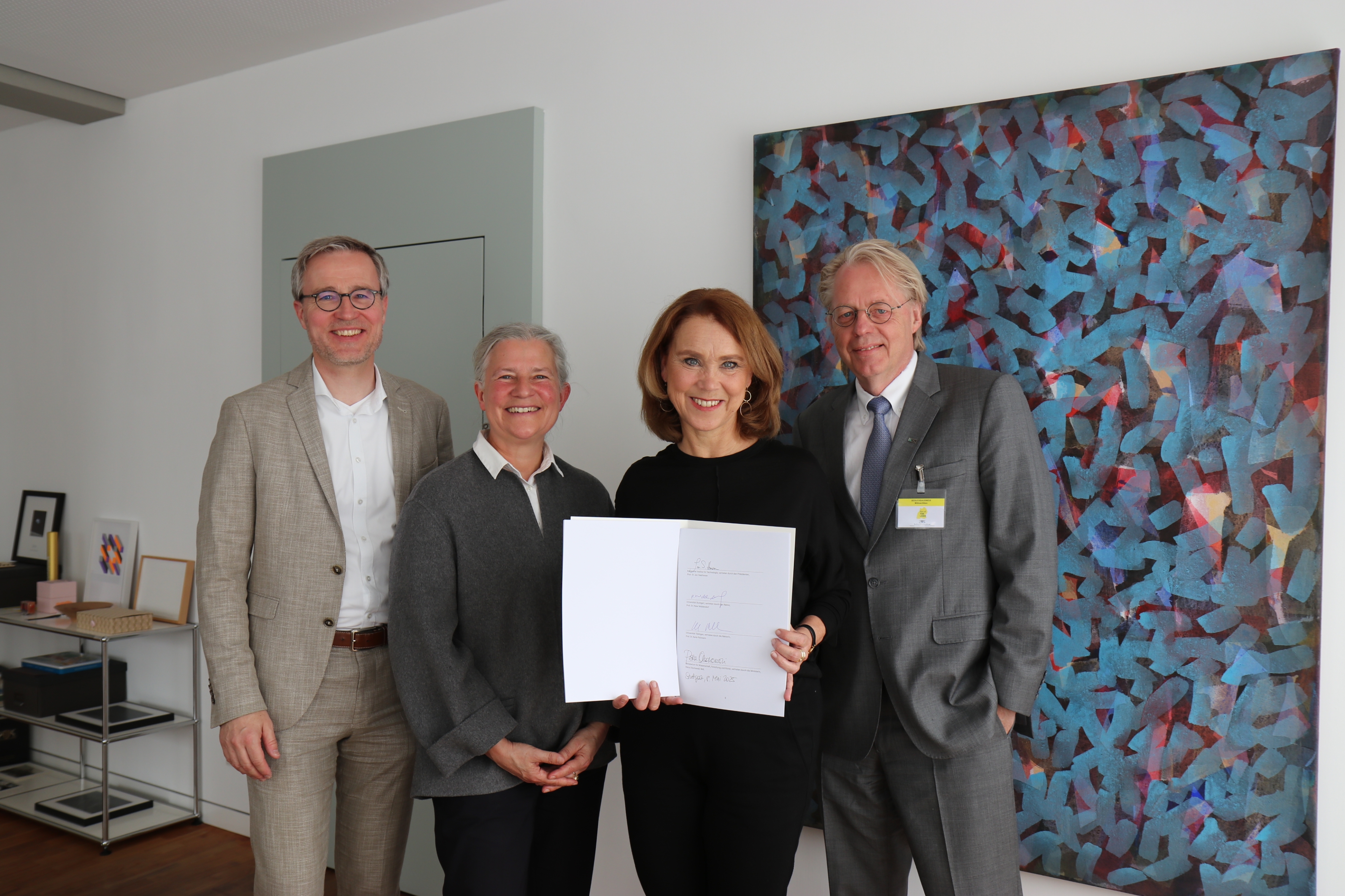 Wissenschaftsministerin Petra Olschowski hält das unterzeichnete Memorandum, links neben ihr stehen Peter Middendorf und Karla Pollmann, rechts von ihr Jan Hesthaven.