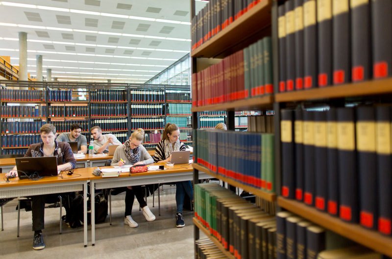 Bücher und Publikationen in einem Regal in der Unibibliothek Stuttgart