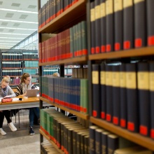 Bücher und Publikationen in einem Regal in der Unibibliothek Stuttgart
