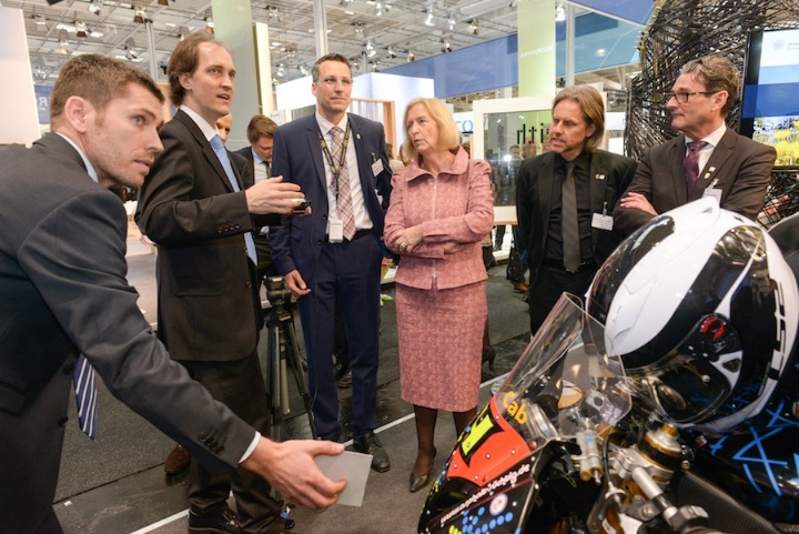 Dr. Uwe Wössner erläutert Bundes-Forschungsministerin Johanna Wanka den digitalen Windkanal am Beispiel des gescannten Motorrads.