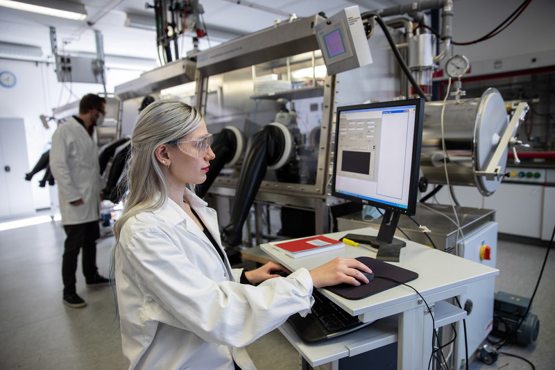 Eine Chemiestudentin in einem Labor des Instituts für Polymerchemie der Universität Stuttgart.