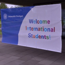 Ein Banner ist vor einem Gebäude befestigt mit der Aufschrift "Welcome International Students"