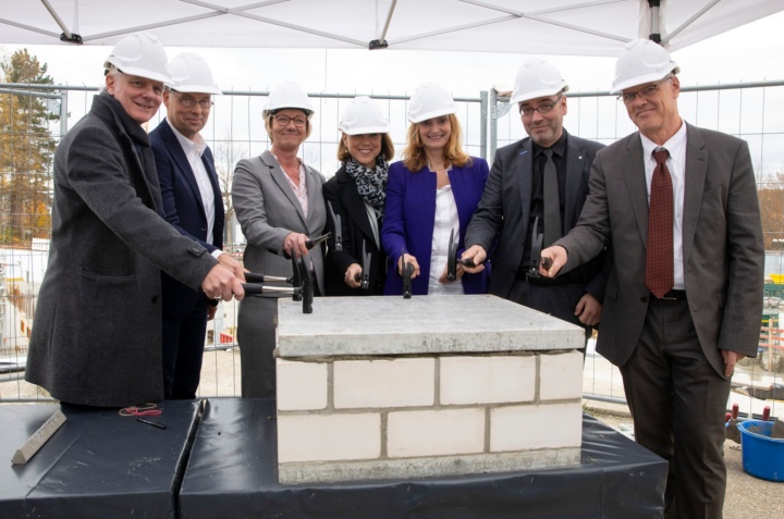 (from left to right): Dipl.-Ing. Markus Hammes, hammeskrause Freie Architekten BDA, Prof. Jörg Wrachtrup,Director of the Institute for Theoretical Physics III at the University of Stuttgart, Edith Sitzmann, MdL, Ministerin für Finanzen Baden-Württemberg, Petra Olschowski, Staatssekretärin im Ministerium für Wissenschaft, Forschung und Kunst Baden-Württemberg, Isabel Fezer, Bürgermeisterin der Landeshauptstadt Stuttgart, Jan Gerken Kanzler der Universität Stuttgart, Edwin Renz, Vermögen und Bau Baden-Württemberg, Universitätsbauamt Stuttgart und Hohenheim