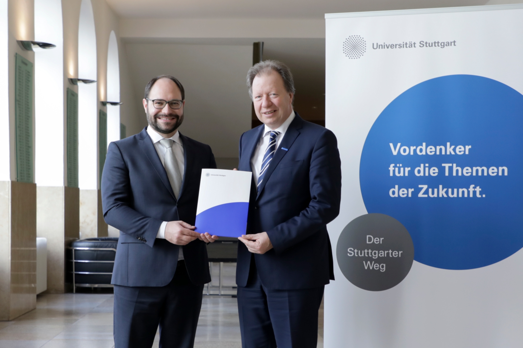 Dr. Josef Arweck, Chairman of the Ferry Porsche Foundation, and Prof. Wolfram Ressel, Rector of the University of Stuttgart, after signing the deed of donation for the professorship for corporate history