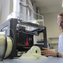Various university institutes are offering workshops, such as 3D printing at the Institut für Kunststoff-technik (Institute of Plastics Technology).