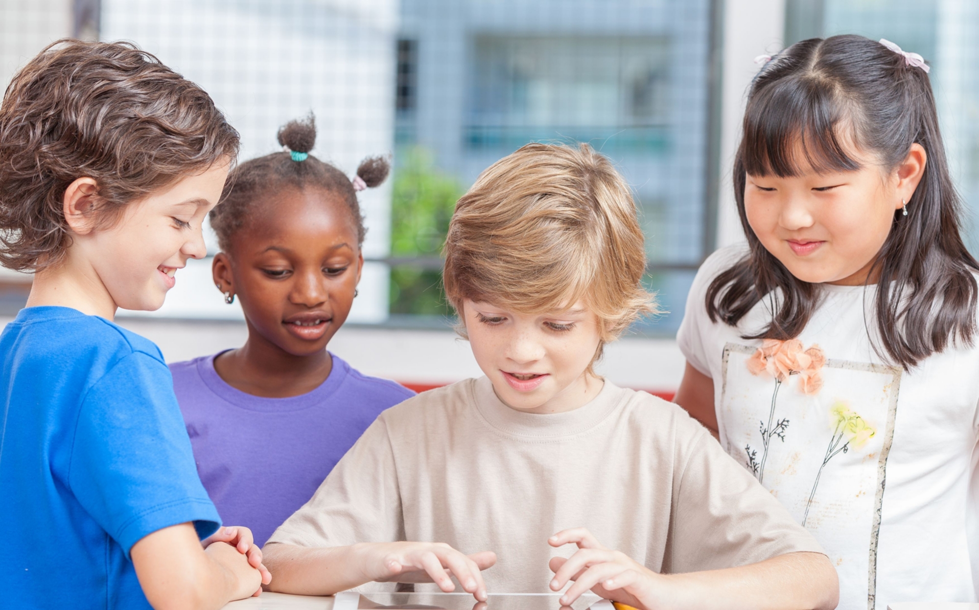 Kinder verschiedener Herkunftsländer in einem Workshop