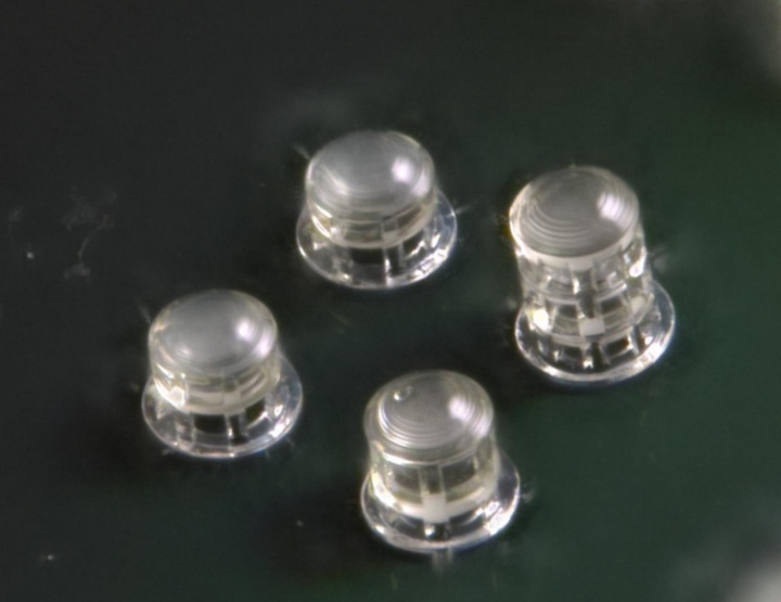 Detailfoto der vier verschiedenen Linsen auf dem CMOS-Sensorchip. 