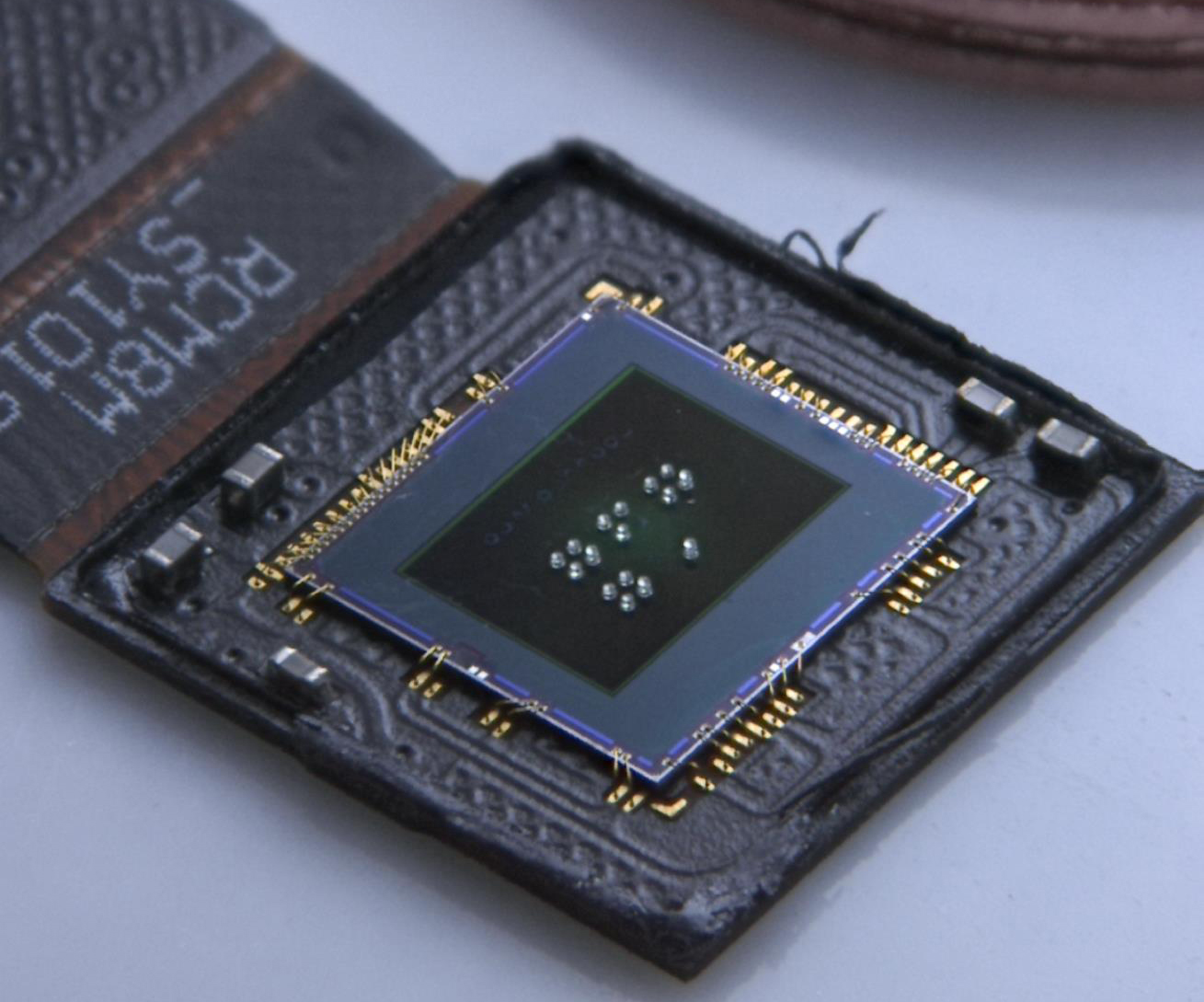 CMOS Sensor mit jeweils vier Linsen unterschiedlicher Brennweite für das „Foveated Imaging“.