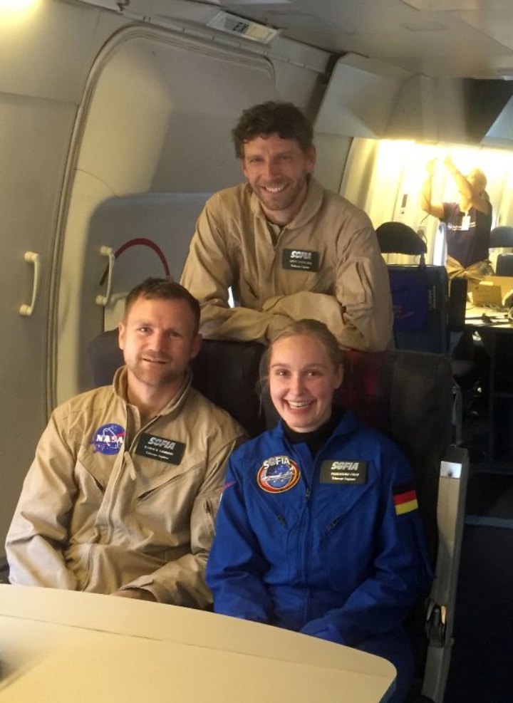 Friederike Graf und ihre Teamkollegen Yannick Lammen (links) und Dr. Andreas Reinacher (hinten) an Bord von SOFIA.