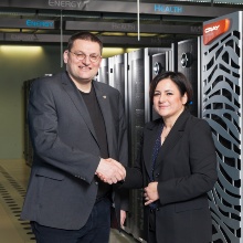 Prof. Dr. Michael M. Resch (HLRS) und Nurcan Rasig (Cray) bei der Übergabe der Cray Urika-GX.