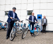Prof. Wolfram Ressel, Winfried Hermann und Peter Pätzold an der Radstation
