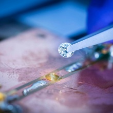 Mit winzigen millimetergroßen Diamanten lassen sich magnetische und elektrische Felder Nanometer-genau detektieren.