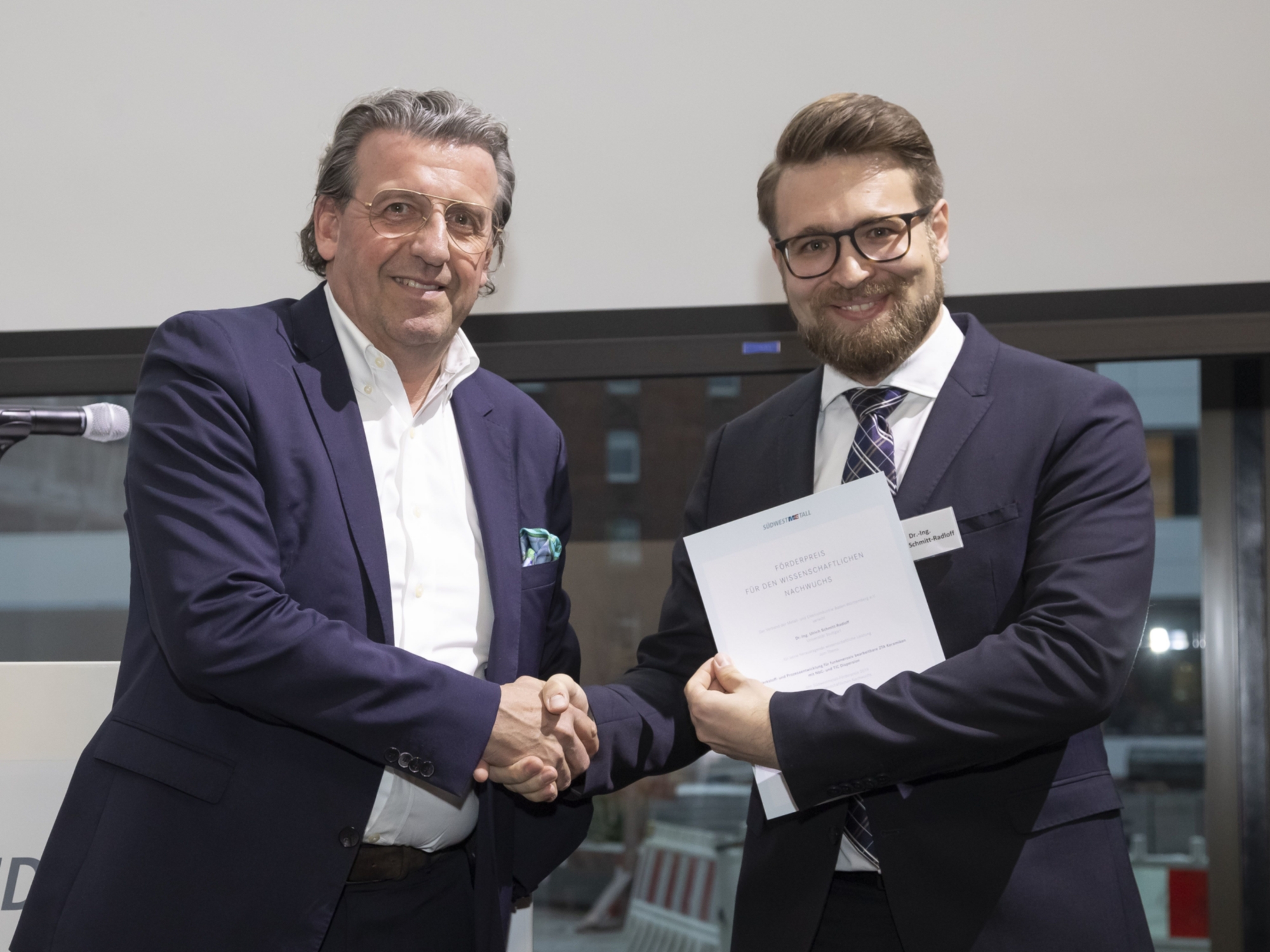 Südwestmetall-Vorsitzender Dr. Stefan Wolf (links), und Preisträger Dr.-Ing. Ulrich Schmitt-Radloff  bei der gestrigen Förderpreis-Verleihung in Stuttgart