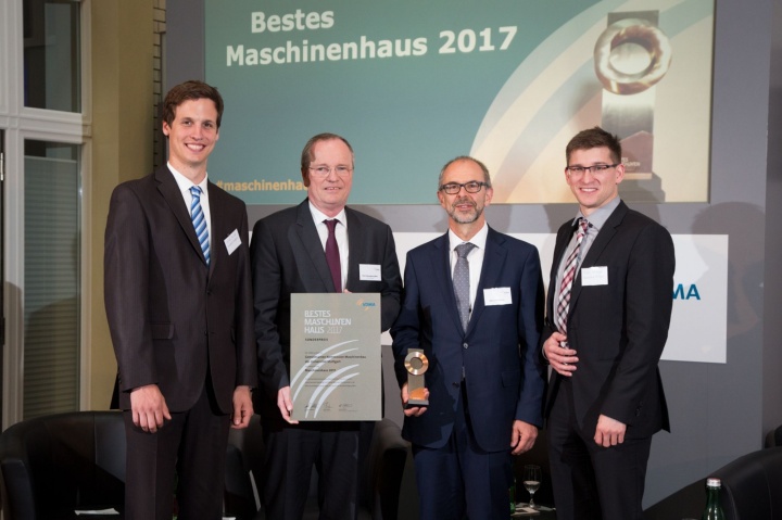 Prof. Hansgeorg Binz (2.v.l) bei der Preisverleihung des VDMA-Hochschulpreis „Bestes Maschinenhaus 2017“ in Berlin. 