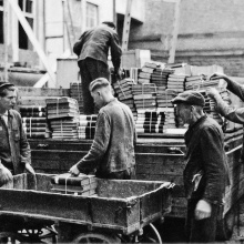 Ukrainian forced labourers at the Materials Testing Institute of the Technical University of Stuttgart around 1944.