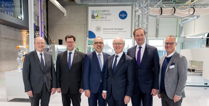 In der neuen Laborhalle (v.l.n.r.): Prof. Dr.-Ing. Hansgeorg Binz (Universität Stuttgart), Julian Osswald (Oberbürgermeister Freudenstadt), Dr. Klaus Michael Rückert (Landrat Landkreis Freudenstadt), Dr. Kurt Schmalz (Geschäftsführender Gesellschafter J. Schmalz GmbH), Martin Keppler (Hauptgeschäftsführer IHK Nordschwarzwald) und Stefan Bogenrieder (Geschäftsführer Campus Schwarzwald)