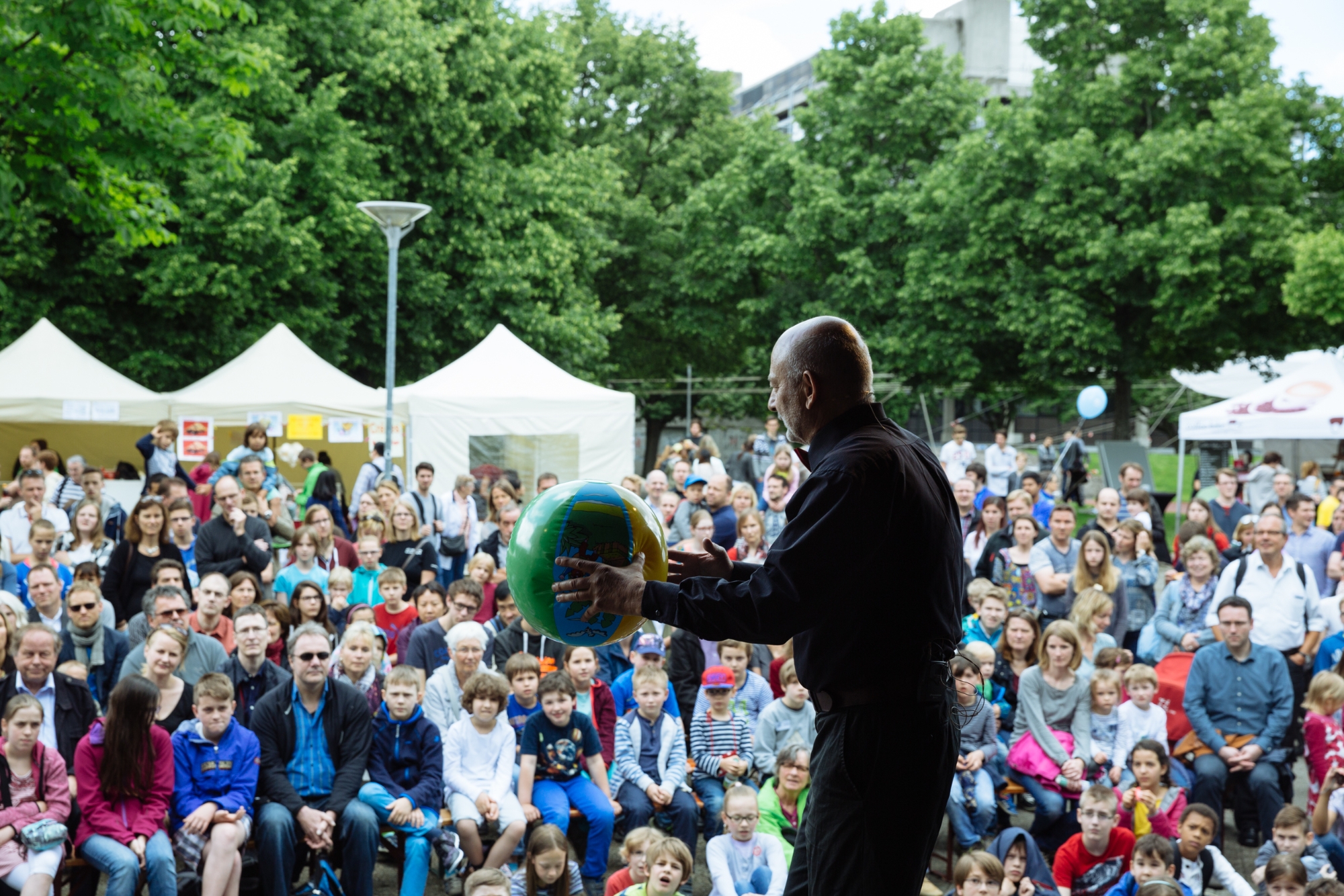 Dr. Wolf Wölfel erklärt die Welt der Physik am Tag der Wissenschaft