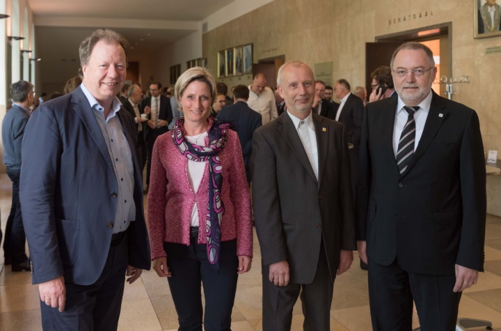 Dr. Nicole Hoffmeister-Kraut, Economic Minister of the State of Baden-Württemberg, with (from left) Profesor Wolfram Ressel, Rector of the University of Stuttgart, as well as Peter Heinke and Professor Bernd Bertsche, both Managing Directors of TTI GmbH
