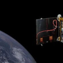 Eine Darstellung vom Kleinsatelliten Flying Laptop ohne Abdeckung im All, um die inneren Elemente zu zeigen. In Wirklichkeit ist der Satellit bedeckt.