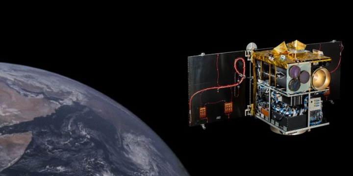 Eine Darstellung vom Kleinsatelliten Flying Laptop ohne Abdeckung im All, um die inneren Elemente zu zeigen. In Wirklichkeit ist der Satellit bedeckt. 