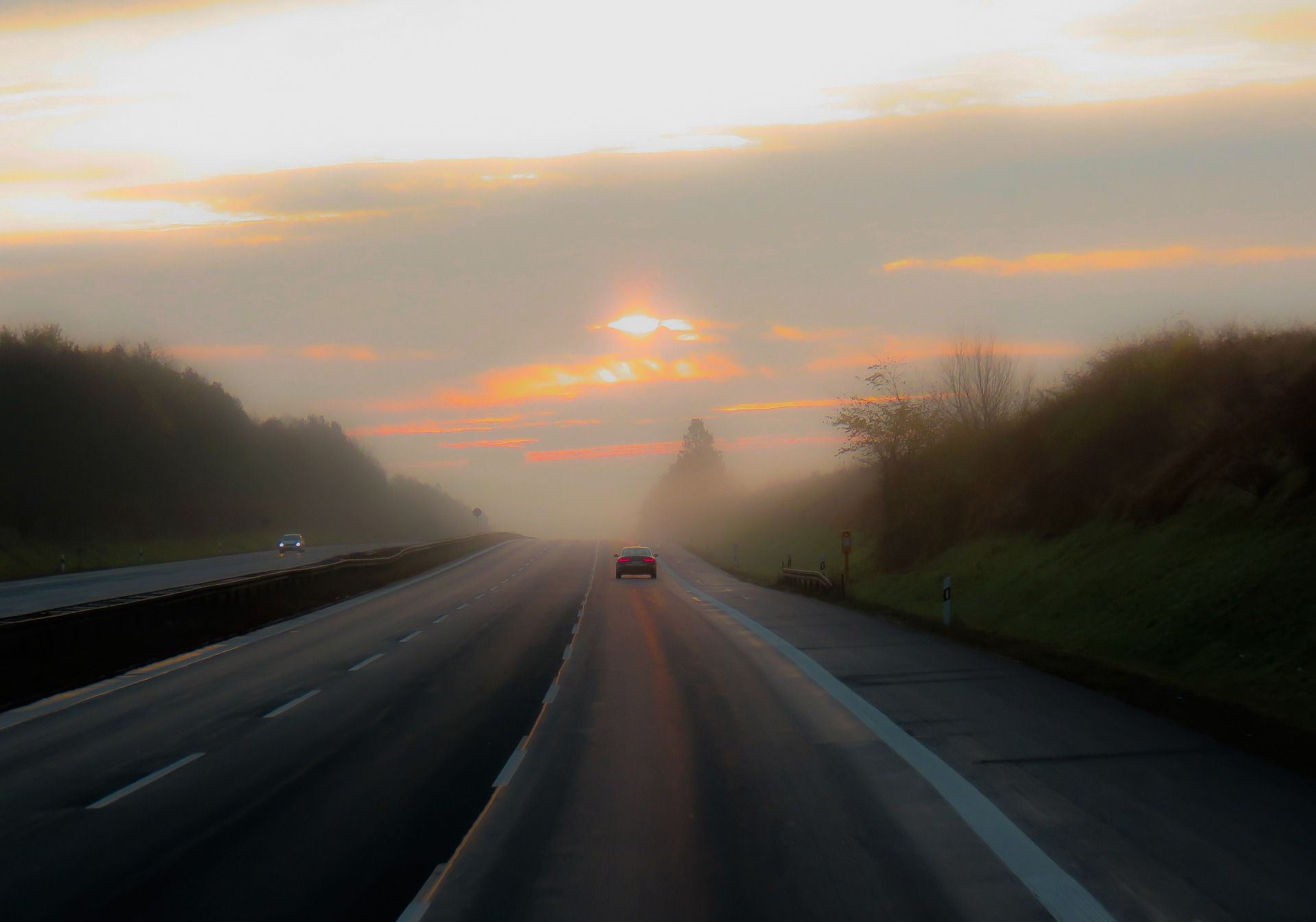 Straße im Dämmerlicht