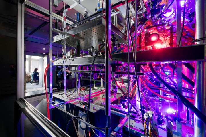This image shows parts of the experimental laser setup used by the researchers in Stuttgart to create a supersolid from ultracold dysprosium atoms
