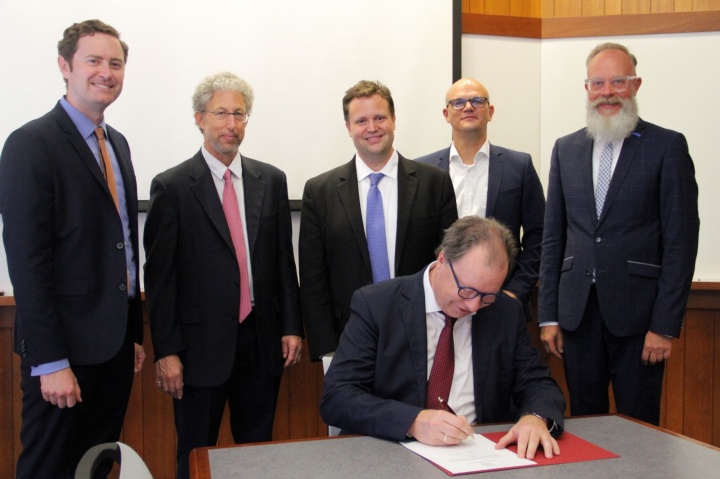 Professor Wolfram Ressel signed the cooperation agreement with MIT. 