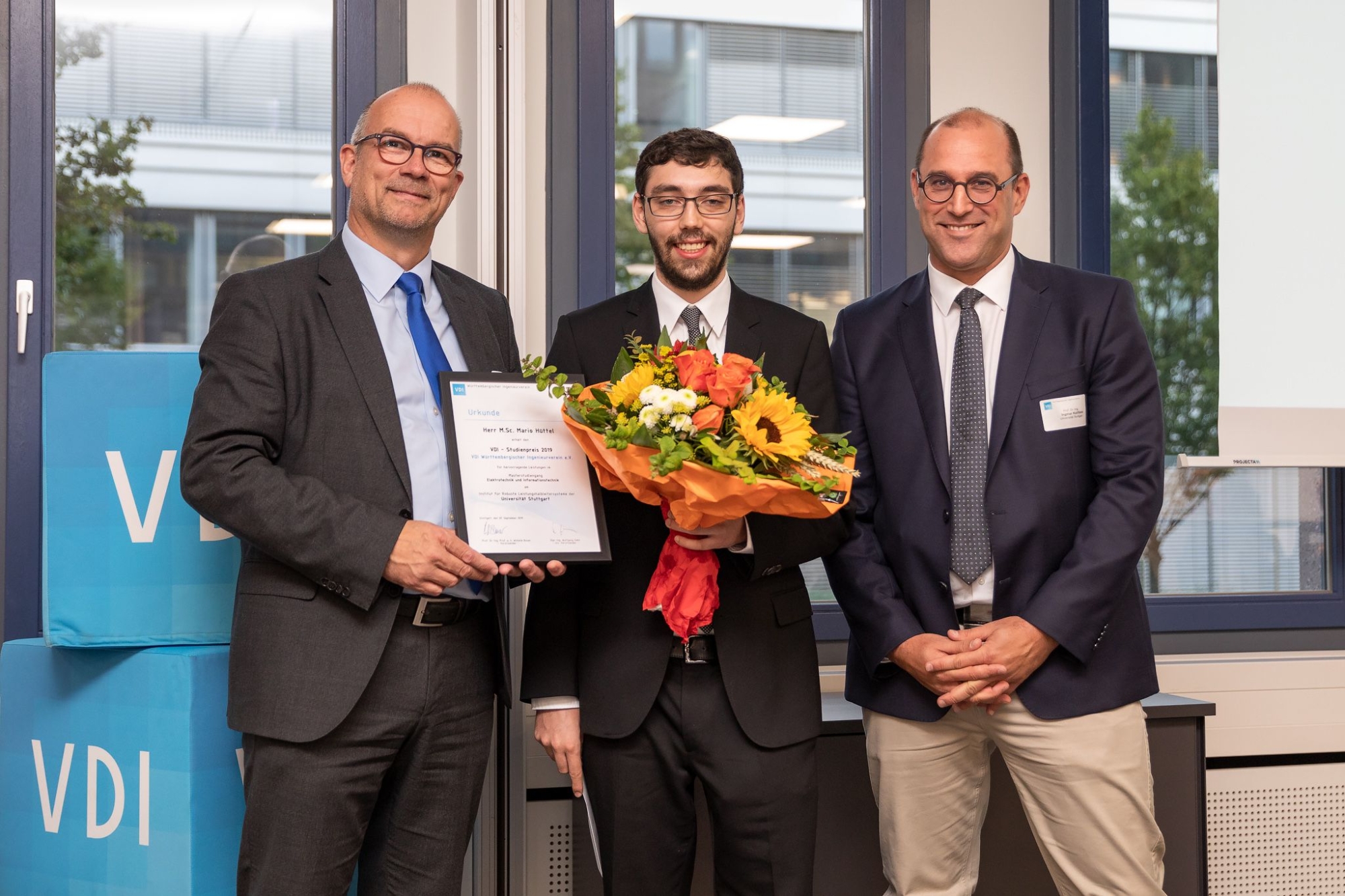 Preisübergabe an Mario Hüttel (Mitte), links: Prof. Oliver Riedel (Fraunhofer) und Prof. Ingmar Kallfass (Universität Stuttgart?