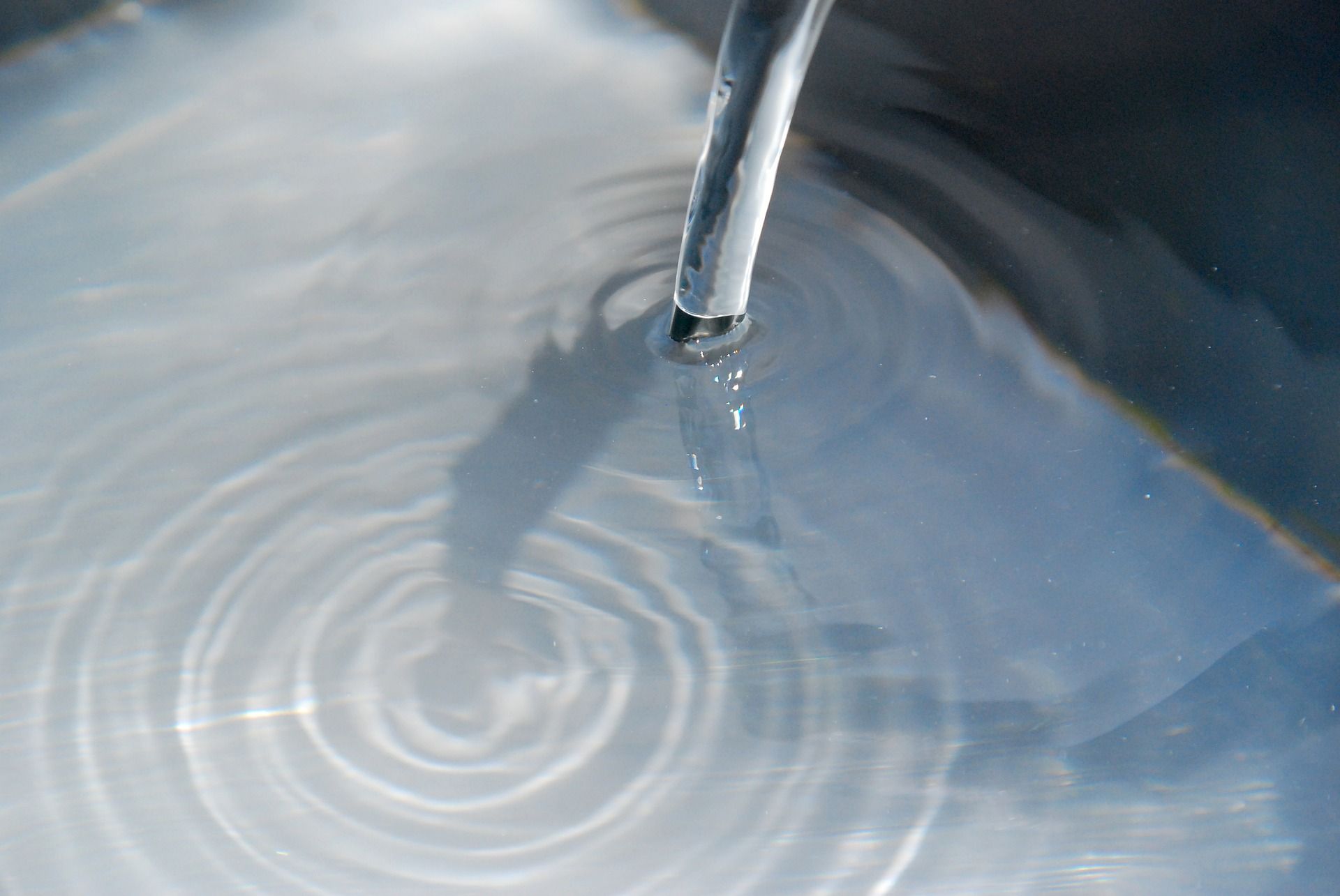 Wasserhahn, aus dem sauberes Wasser läuft.