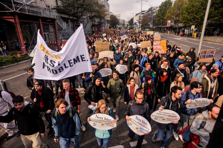 In Stuttgart demonstrierten rund 1000 Studierende und Beschäftigte der Hochschulen.