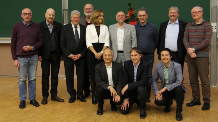 from left to right standing: Michael Matthiesen (infos),  Manfred Wizgall (INFOTECH), Prof. Paul J. Kühn, Prof. Erhard Plödereder (Institut für Softwaretechnologie), Dr. Emna Eitel (INFOTECH), Prof. Manfred Berroth, Institut für Elektrische und Optische Nachrichtentechnik), Prof. Ilia Polian (Institut für Technische Informatik), Prof. Sven Simon (Prüfungsausschussvorsitzender INFOTECH), Prof. Jan Hesselbarth (Institut für Hochfreqenztechnik). From left to rigth kneeling: Prof. Bin Yang (Institut für Signalverarbeitung und Systemtheorie), Prof. Stephan ten Brink (INFOTECH),   Prof. Ngoc Thang Vu  (Lehrstuhl Digitale Phonetik) 