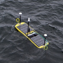 Wave-Glider mit GNSS und akustischen Messgeräten für Messungen am Meeresboden. 